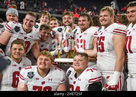 I distintivi del Wisconsin celebrano dopo aver vinto la partita del Las Vegas Bowl contro gli Arizona state Sun Devils, giovedì 30 dicembre 2021, a Las Vegas. WIS Foto Stock