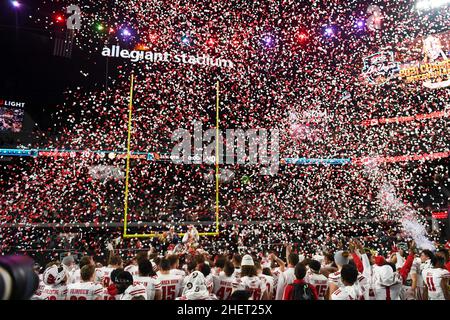 Confetti cade sui distintivi del Wisconsin dopo la partita del Las Vegas Bowl contro gli Arizona state Sun Devils, giovedì 30 dicembre 2021, a Las Vegas. WIS Foto Stock