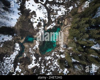 Vista dall'alto dal parco naturale Zelenci in inverno, Slovenia Foto Stock