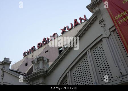 Hanoi, Vietnam; 08252015: Facciata principale del mercato di Dong Xuan nella capitale di Hanoi. Il mercato di Dong Xuan, fondato nel 1889 dal francese, è il più antico e grande Foto Stock