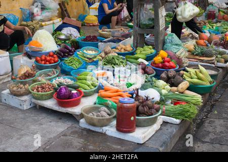 Colorato mercato di strada in Hanoi. Frutta, verdura e altri prodotti freschi sono offerti e venduti per strada. Stile di vita. Vietnam, Asia Foto Stock