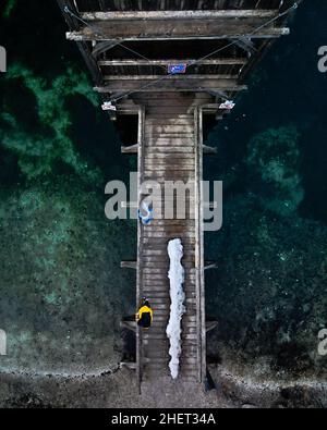 Due persone in piedi su una passerella presso un lago in Slovenia Foto Stock