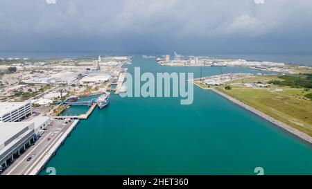 Vista aerea di Cape Canaveral. Lancio del razzo SpaceX Falcon 9. Kennedy Space Center LC-39A. Foto Stock