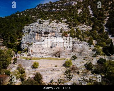 Patrimonio mondiale dell'UNESCO - eremo di Blaca, isola di Brac (Brač), Croazia. Vista Eyriel in estate. Foto Stock