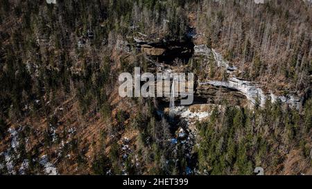 Vista con drone della cascata di Pericnik nelle alpi giulie, Slovenia Foto Stock
