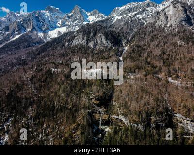 Veduta panoramica aerea della cascata di Pericnik nelle alpi giulie, Slovenia Foto Stock