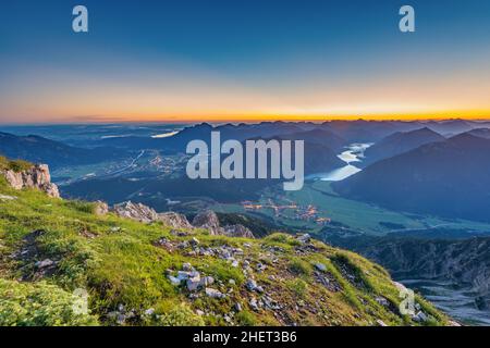 vista dalla cima della montagna alla valle con il lago plansee all'alba Foto Stock