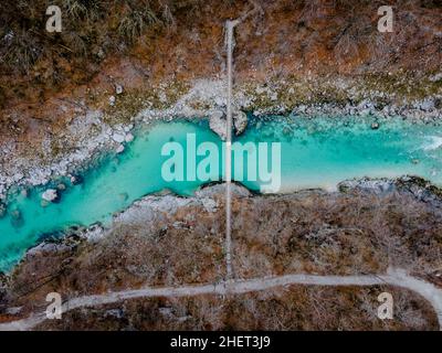 Un drone aereo che ha fatto un ponte sul bellissimo fiume Soca blu cristallo alla caduta di Kozjak in Slovenia, Europa Foto Stock