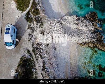 Incantevole campo di campeggio - cima giù di camper bianco vicino all'oceano in Croazia Foto Stock