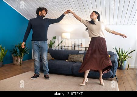 Uomo e donna che si guardano a vicenda nel movimento di danza Foto Stock