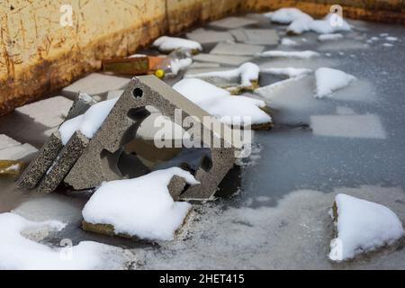 rifiuti e rifiuti in cantiere in contenitori metallici Foto Stock