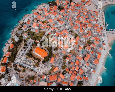 Vista dall'alto verso il basso del centro storico e della chiesa di San Giorgio a Primošten, Croazia Foto Stock