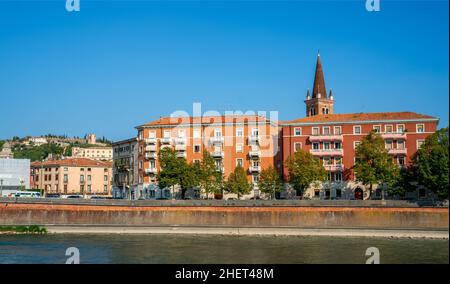 Scena lungo l'Adige a Verona Foto Stock