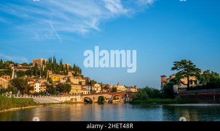 Scena lungo l'Adige a Verona Foto Stock