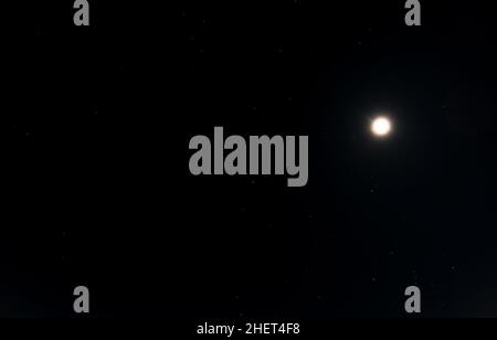 Luna e stelle nel cielo scuro. Cielo nero con luna luminosa e piccole stelle. Foto Stock