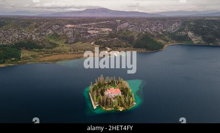 Vista aerea del monastero di Visovac, Parco Nazionale di Krk, Croazia Foto Stock