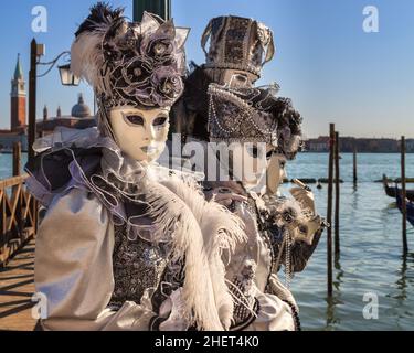Persone in bella fantasia vestito storico costume e maschera presso la laguna al Carnevale di Venezia, Carnevale di Venezia, Veneto, Italia Foto Stock