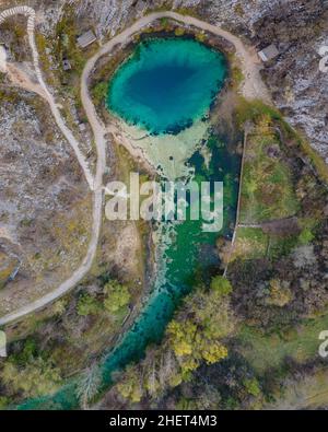 Izvor Cetine, sorgente del fiume Cetina, chiamato anche occhio blu (Modro oko). Aereo top down girato in Dalmazia, Croazia. Foto Stock