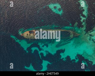 Foto aerea dall'alto di una barriera corallina colorata e relitto Michelle, mare Adriatico, Dugi Otok, Croazia Foto Stock