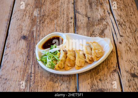 Cucina Giapponese Asiatica : gyoza di pollo o gnocchi serviti su un piatto di goccia con una salsa di soia Foto Stock