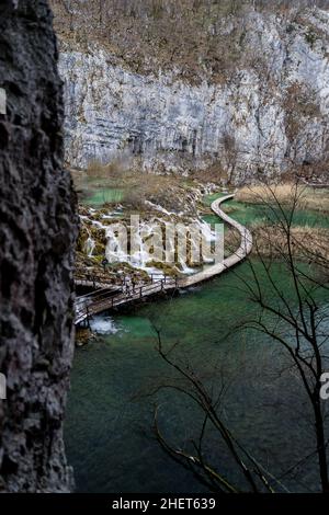 Vista aerea sul sentiero escursionistico in legno attraverso l'acqua oltre alle cascate nel Parco Nazionale dei Laghi di Plitvice, Croazia Foto Stock
