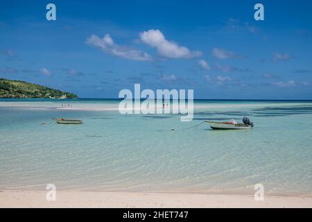 Barche e banca di sabbia Anse a la Mouche West Coast Mahe Island Seychelles Foto Stock