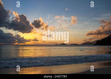 Tramonto Anse Louis West Coast Mahe Island Seychelles 1 Foto Stock