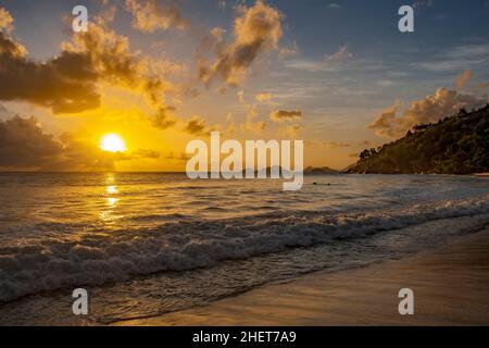 Tramonto Anse Louis West Coast Mahe Island Seychelles Foto Stock