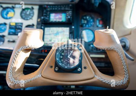 volante in pelle della ruota di accelerazione di un velivolo ad elica Foto Stock