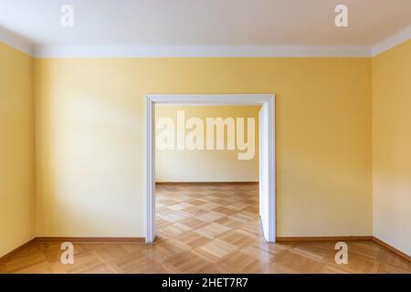 Sala da pranzo o da ballo vuota di una vecchia casa d'epoca a Vienna con parket in legno Foto Stock