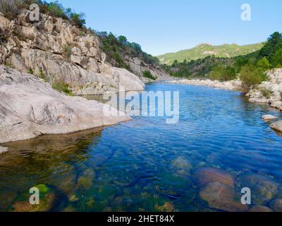 Grande piscina profonda per nuotare nel fiume Solenzara ai piedi delle vette di Bavella nella Corsica del Sud, Francia. Foto Stock