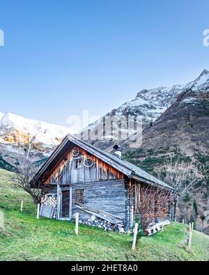 vecchio chalet in legno nelle nevose alpi del tirolo Foto Stock