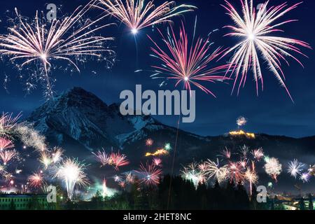 Spettacolo di fuochi d'artificio di Capodanno nelle Alpi austriache Foto Stock