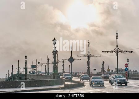 Vista dello storico ponte levatoio in metallo Troitsky attraverso il fiume Neva, San Pietroburgo, Russia Foto Stock