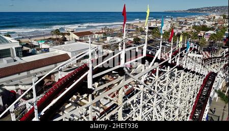 Vista aerea di Mission Beach, con montagne russe Giant Dipper in legno e giostre, storico Belmont Park all'alba, San Diego, California, USA Foto Stock