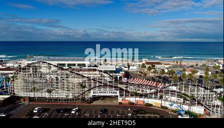 Vista aerea di Mission Beach, con montagne russe Giant Dipper in legno e giostre, storico Belmont Park all'alba, San Diego, California, USA Foto Stock