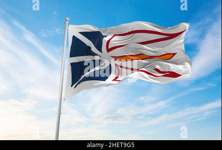 Bandiera di Terranova e Labrador , Canada su sfondo cielo nuvoloso al tramonto, vista panoramica. Concetto di viaggio e patriota canadese. Spazio copia per wid Foto Stock