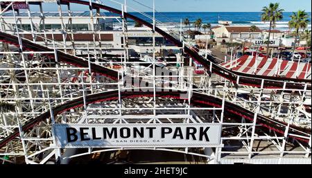 Vista aerea di Mission Beach, con montagne russe Giant Dipper in legno e giostre, storico Belmont Park all'alba, San Diego, California, USA Foto Stock