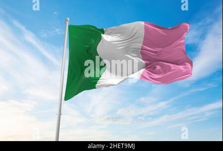 Bandiera di Terranova Tricolor , Canada a cielo nuvoloso sfondo al tramonto, vista panoramica. Concetto di viaggio e patriota canadese. Spazio per copia per ampio b Foto Stock