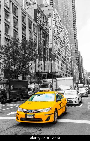 NEW YORK, USA - 24 settembre 2018: Vista popolare di Manhattan Street con grattacieli. Sempre una posizione affollata a New York City. USA. Foto Stock
