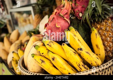 Frutta esotica fresca mix al supermercato di strada. Deliziosi piatti tropicali Foto Stock