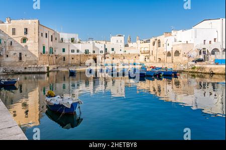 Monopoli e il suo bel porto antico, provincia di Bari, Puglia, Italia meridionale. Foto Stock