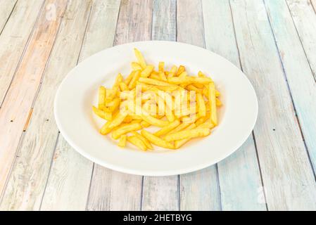 Tapa di preparazione tipica delle barrette di Spagna che consiste di patate tagliate a cubetti grandi, fritte in olio d'oliva e condite con salsa brava, Whi Foto Stock