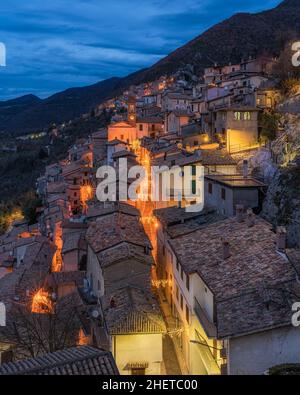 Vista panoramica notturna di Paganico Sabino, bellissimo borgo sul Lago di Turano, in provincia di Rieti, Lazio, Italia. Foto Stock