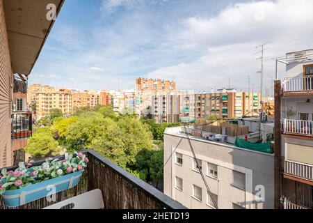 Vista su edifici attico e terrazze con alberi lussureggianti tra loro in una città europea Foto Stock