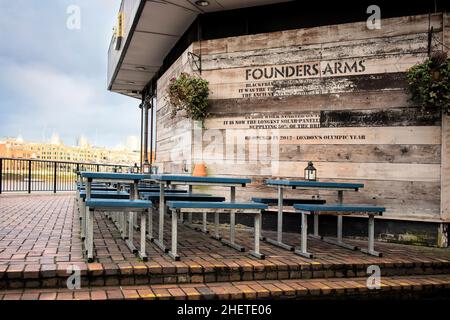 Londra, Regno Unito, - 23 dicembre 2020, Founders Arms Pub at River Thames Foto Stock