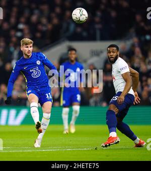 Timo Werner di Chelsea (a sinistra) e Tottenham Hotspur's Japhet Tanganga in azione durante la semifinale della Coppa Carabao, seconda partita al Tottenham Hotspur Stadium di Londra. Data foto: Mercoledì 12 gennaio 2022. Foto Stock