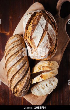 Pane di pasta di legno artigianale su sfondo rustico in stile autunnale Foto Stock