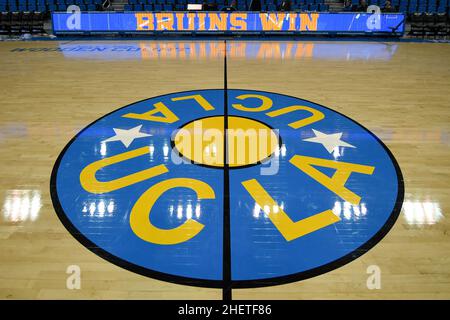 Vista dettagliata del logo UCLA a metà campo dopo una partita di pallacanestro NCAA tra UCLA Bruins e Long Beach state 49ers, giovedì 6 gennaio 20 Foto Stock