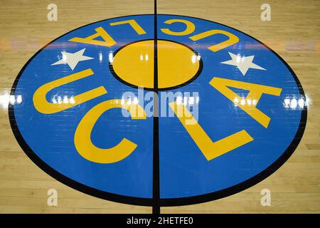 Vista dettagliata del logo UCLA a metà campo dopo una partita di pallacanestro NCAA tra UCLA Bruins e Long Beach state 49ers, giovedì 6 gennaio 20 Foto Stock